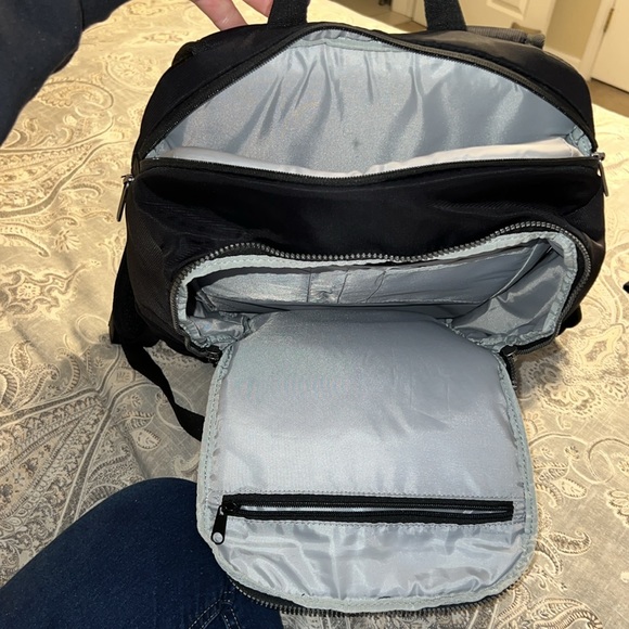 Gently loved black TARGUS expandable backpack - Picture 5 of 8
